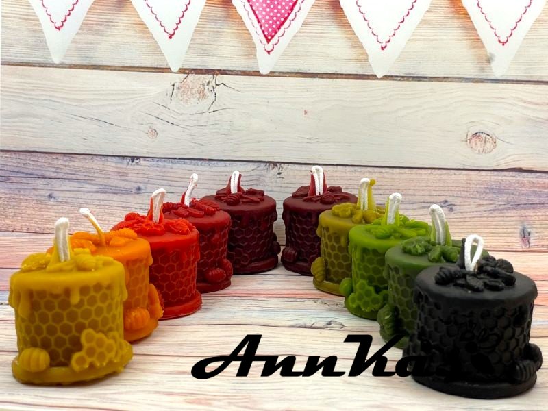 Svíčka ze včelího vosku dortík plástev