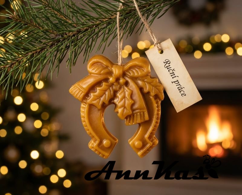 Ozdoba ze včelího vosku podkova zdobená