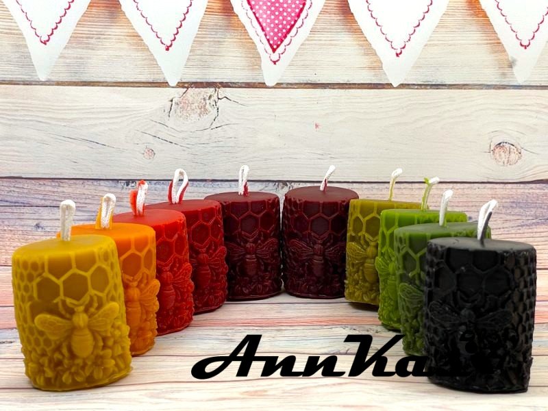 Svíčka ze včelího vosku válec plástev se včelou