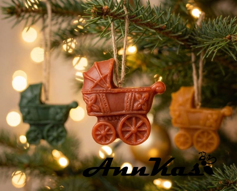 Ozdoba ze včelího vosku kočárek