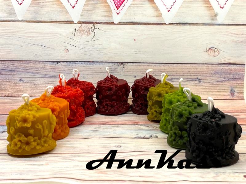 Svíčka ze včelího vosku dortík kytky