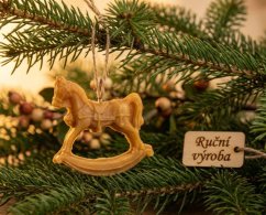 Ozdoba ze včelího vosku houpací koník