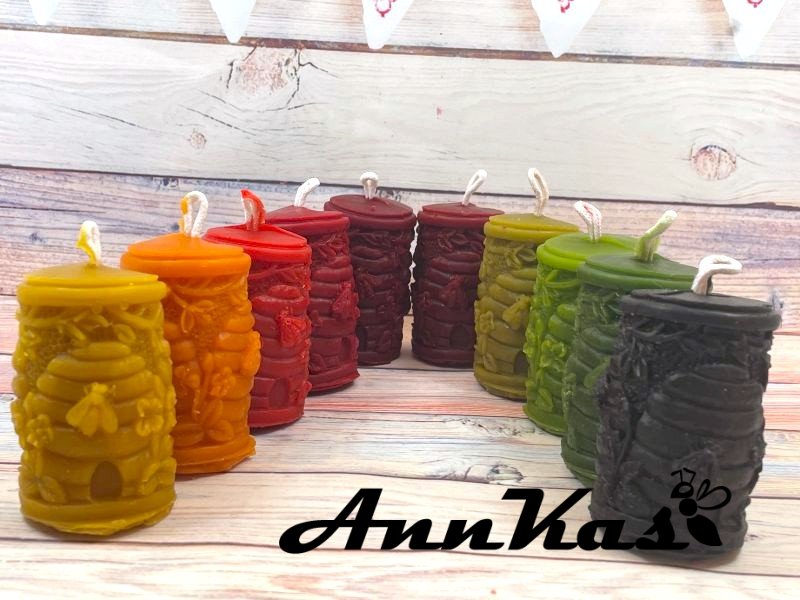 Svíčka ze včelího vosku válec s košnicemi