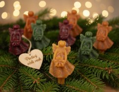 Ozdoba ze včelího vosku andělka kopretina