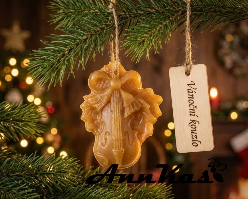 Ozdoba ze včelího vosku housle zdobené