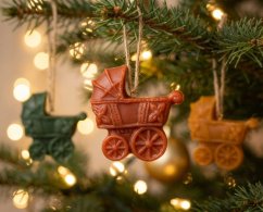 Ozdoba ze včelího vosku kočárek