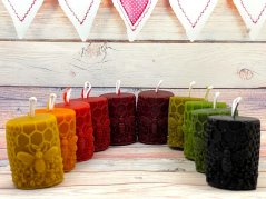 Svíčka ze včelího vosku válec plástev se včelou