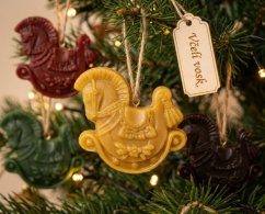 Ozdoba ze včelího vosku houpací koník staročeský