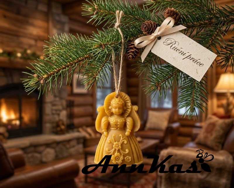 Ozdoba ze včelího vosku panenka staročeská